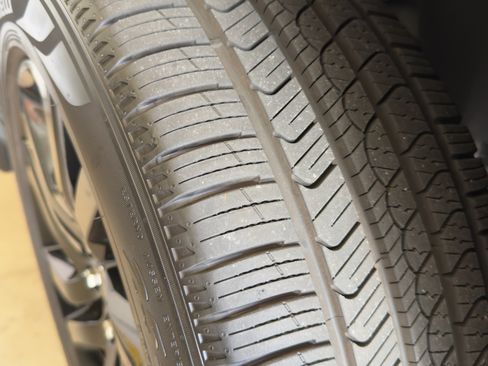 Used 2017 Land Rover Discovery SE image 14