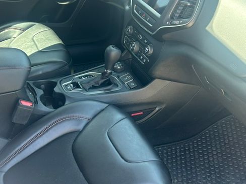 Used 2021 Jeep Cherokee Trailhawk AWD/4WD image 8