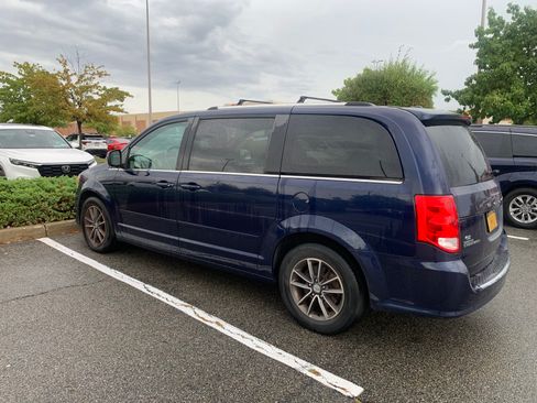 Used 2017 Dodge Grand Caravan SXT FWD image 1