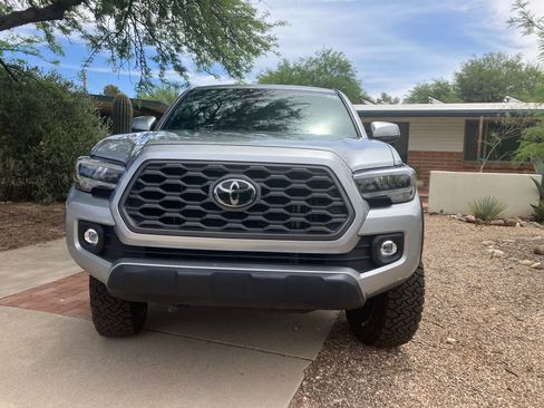 Used 2023 Toyota Tacoma TRD Off-Road w/ Technology Package AWD/4WD image 11