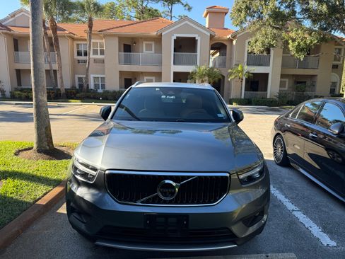 Used 2019 Volvo XC40 T4 Momentum image 4
