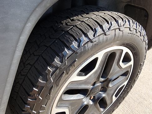 Used 2016 Jeep Renegade Trailhawk w/ Premium Trailhawk Package image 12