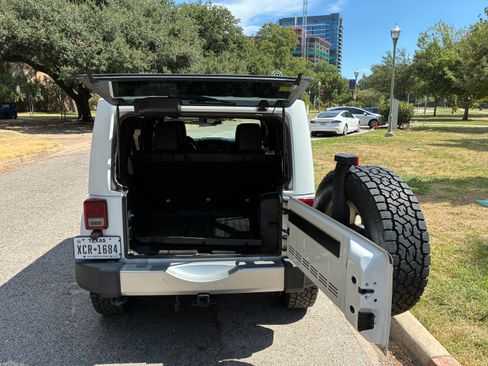 Used 2013 Jeep Wrangler Unlimited Sahara w/ Connectivity Group AWD/4WD image 9