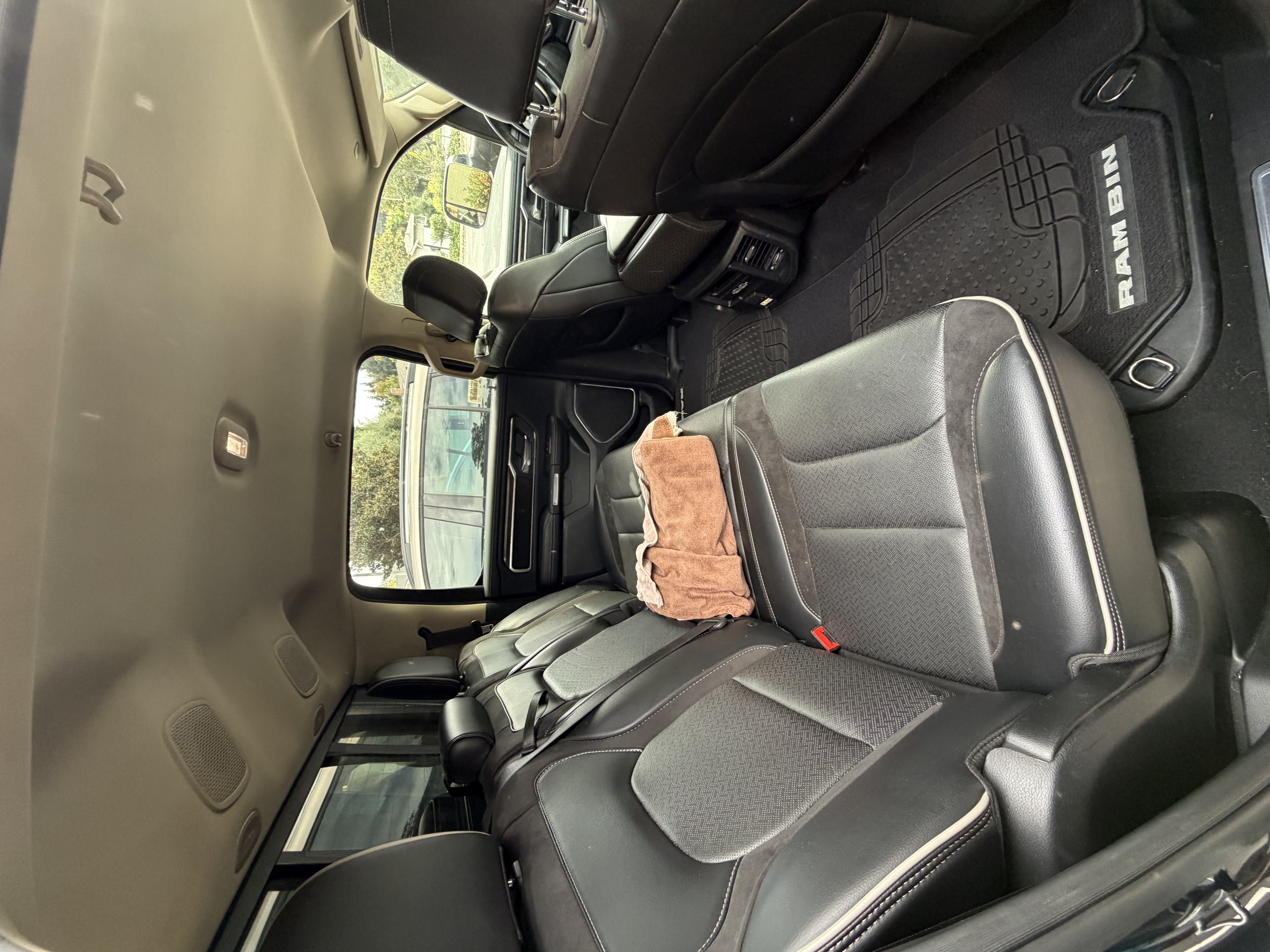 Used 2019 RAM 1500 Laramie AWD/4WD image 17