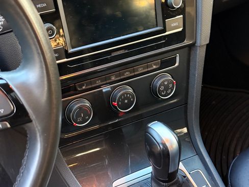 Used 2020 Volkswagen Golf 4-Door image 6