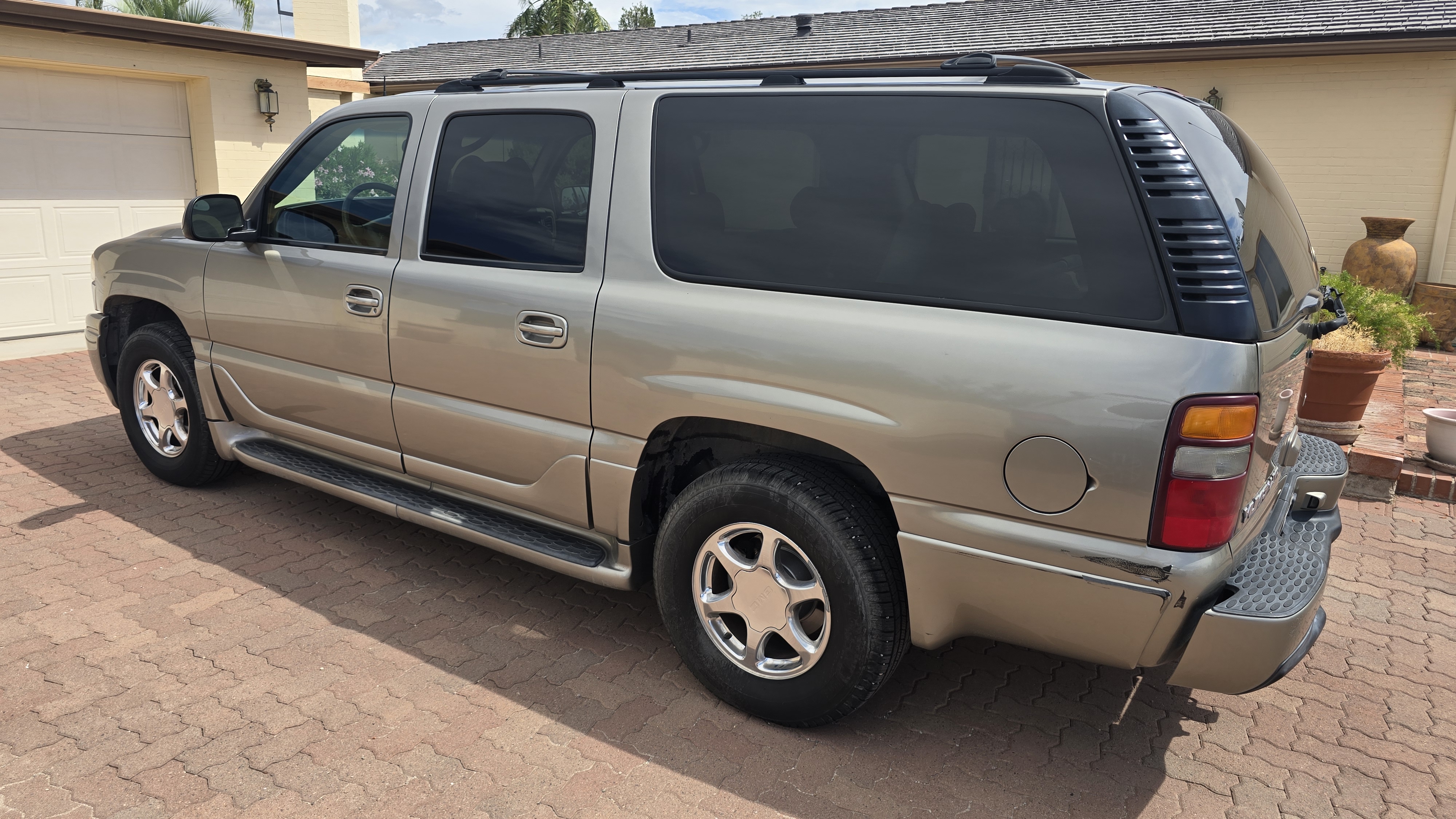 Used 2002 GMC Yukon XL Denali AWD/4WD image 4