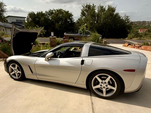 Used 2006 Chevrolet Corvette Coupe w/ Preferred Equipment Group RWD image 9