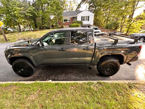 Used 2025 Toyota Tacoma SR AWD/4WD image 5