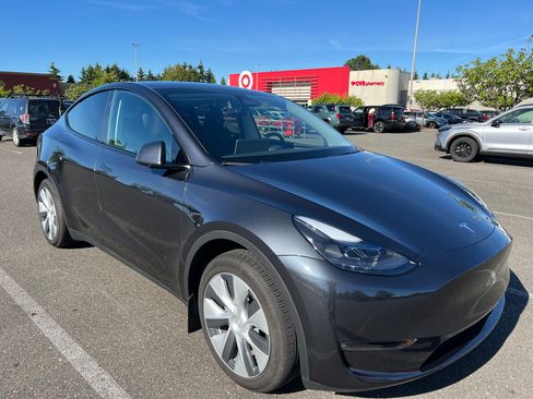 Used 2024 Tesla Model Y 2WD image 4