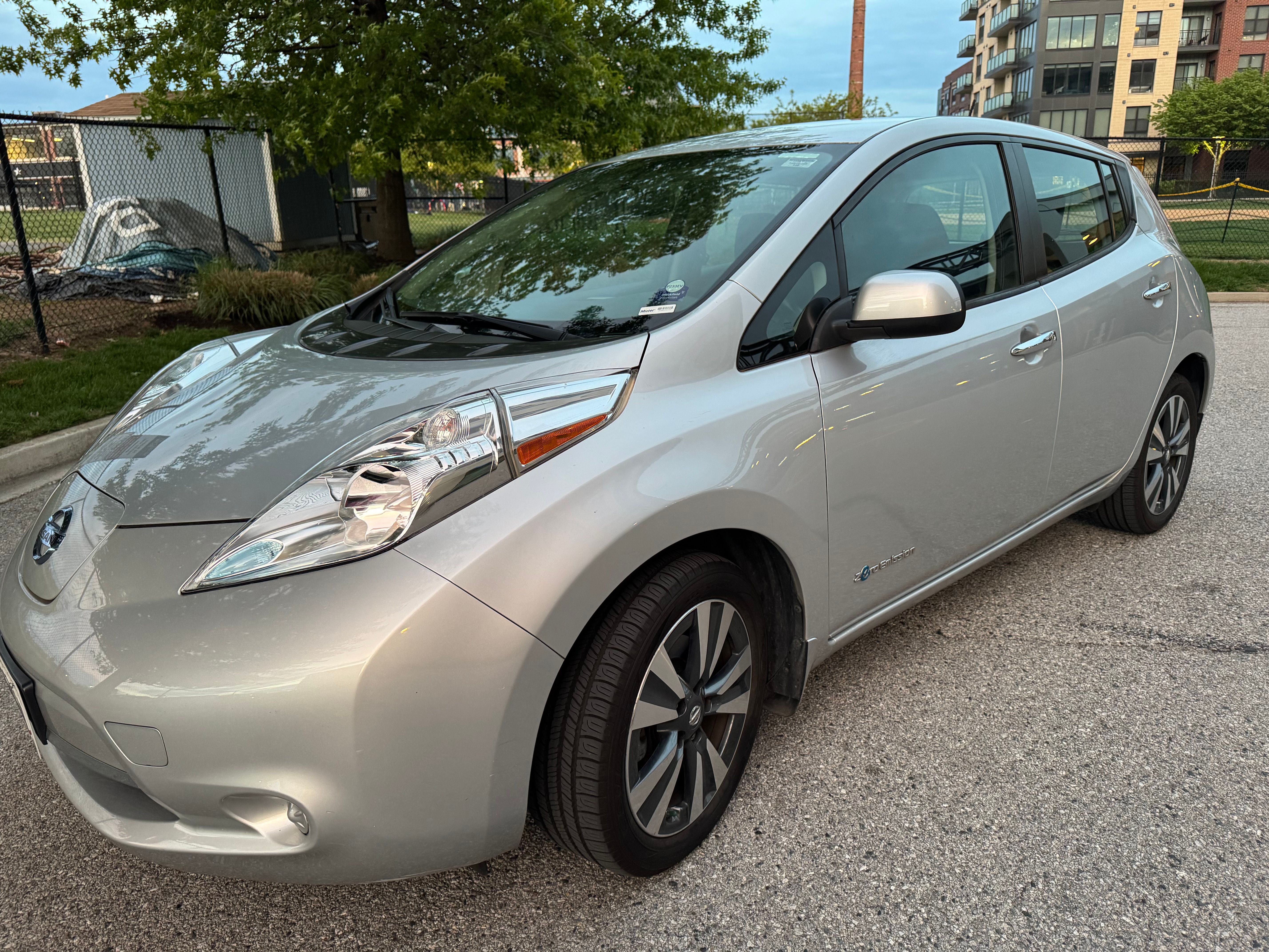 Used 2017 Nissan Leaf SV FWD image 11