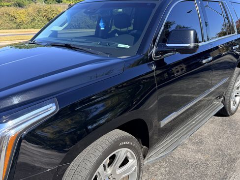 Used 2015 Cadillac Escalade Luxury image 2