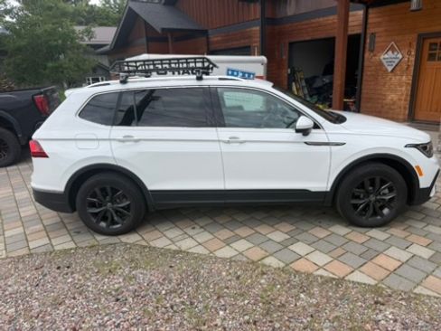 Used 2024 Volkswagen Tiguan SE w/ Panoramic Sunroof Package AWD/4WD image 18