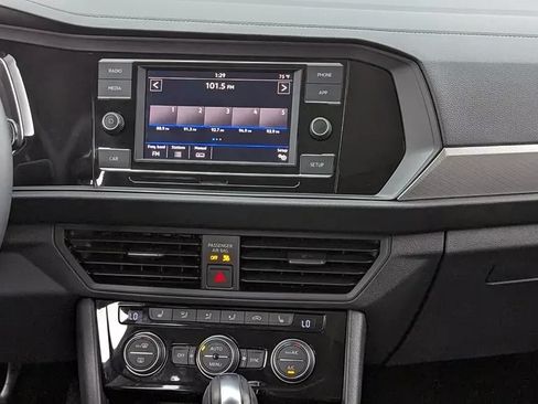 Used 2019 Volkswagen Jetta SE w/ Cold Weather Package image 17