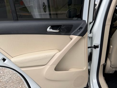 Used 2016 Volkswagen Tiguan S image 8