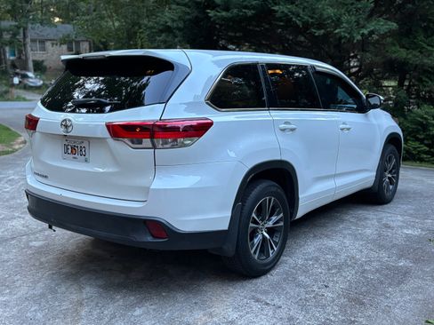 Used 2018 Toyota Highlander LE FWD image 5