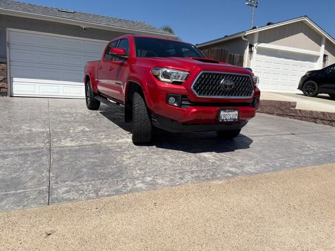 Used 2019 Toyota Tacoma TRD Sport w/ TRD Premium Sport Package image 9
