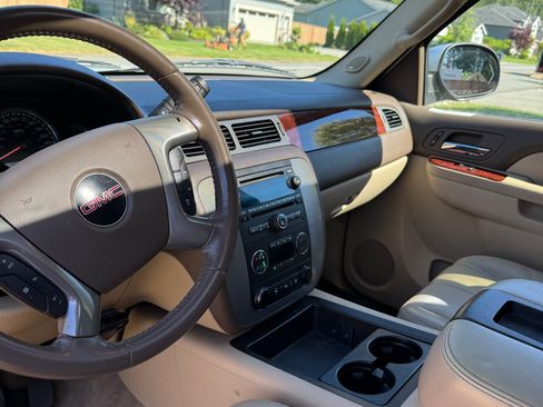 Used 2010 GMC Yukon XL SLT w/ SLT-2 Equipment Package AWD/4WD image 11