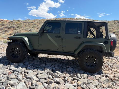 Used 2011 Jeep Wrangler Unlimited Sahara w/ Connectivity Group AWD/4WD image 14