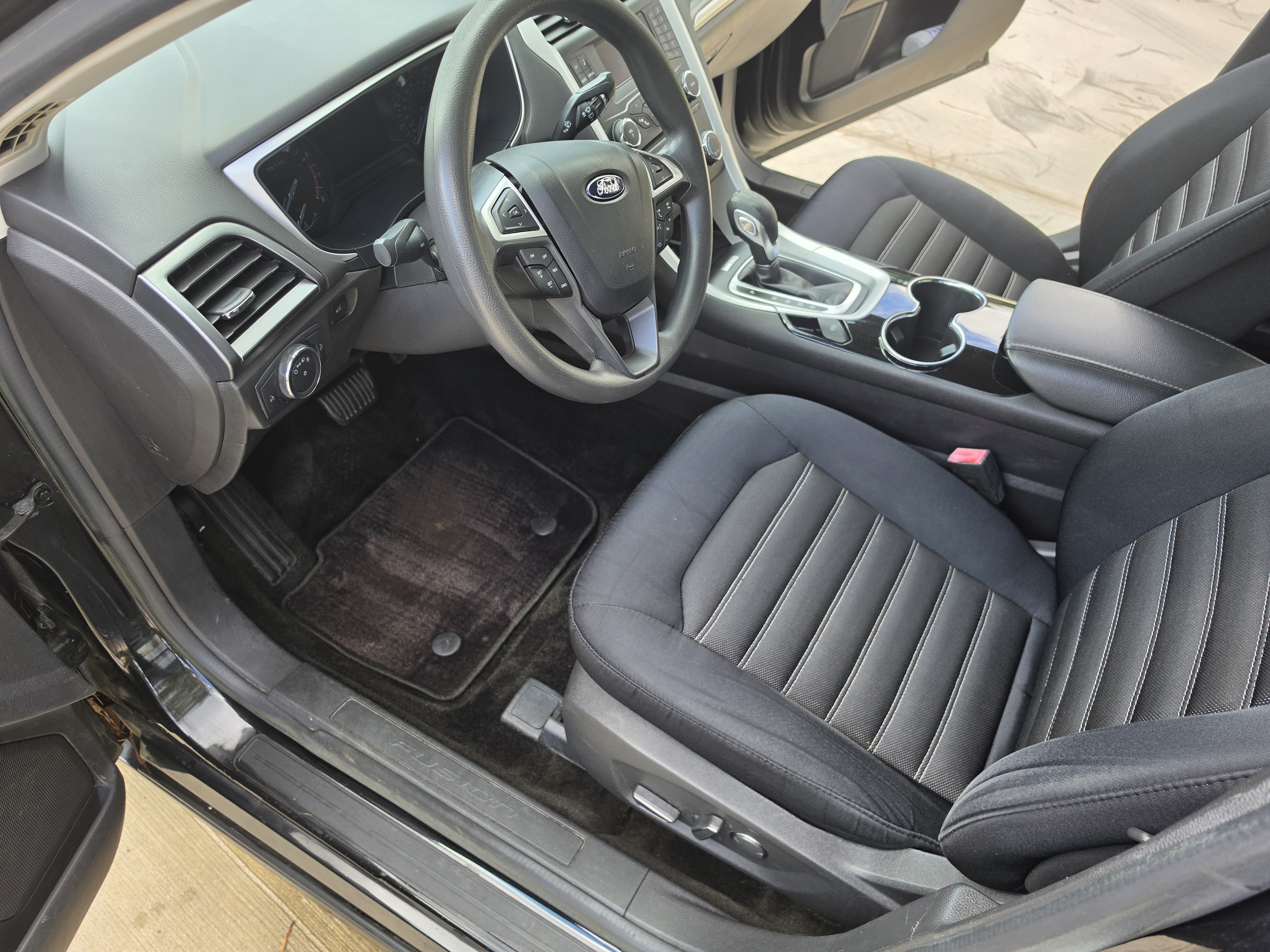 Used 2015 Ford Fusion SE FWD image 9