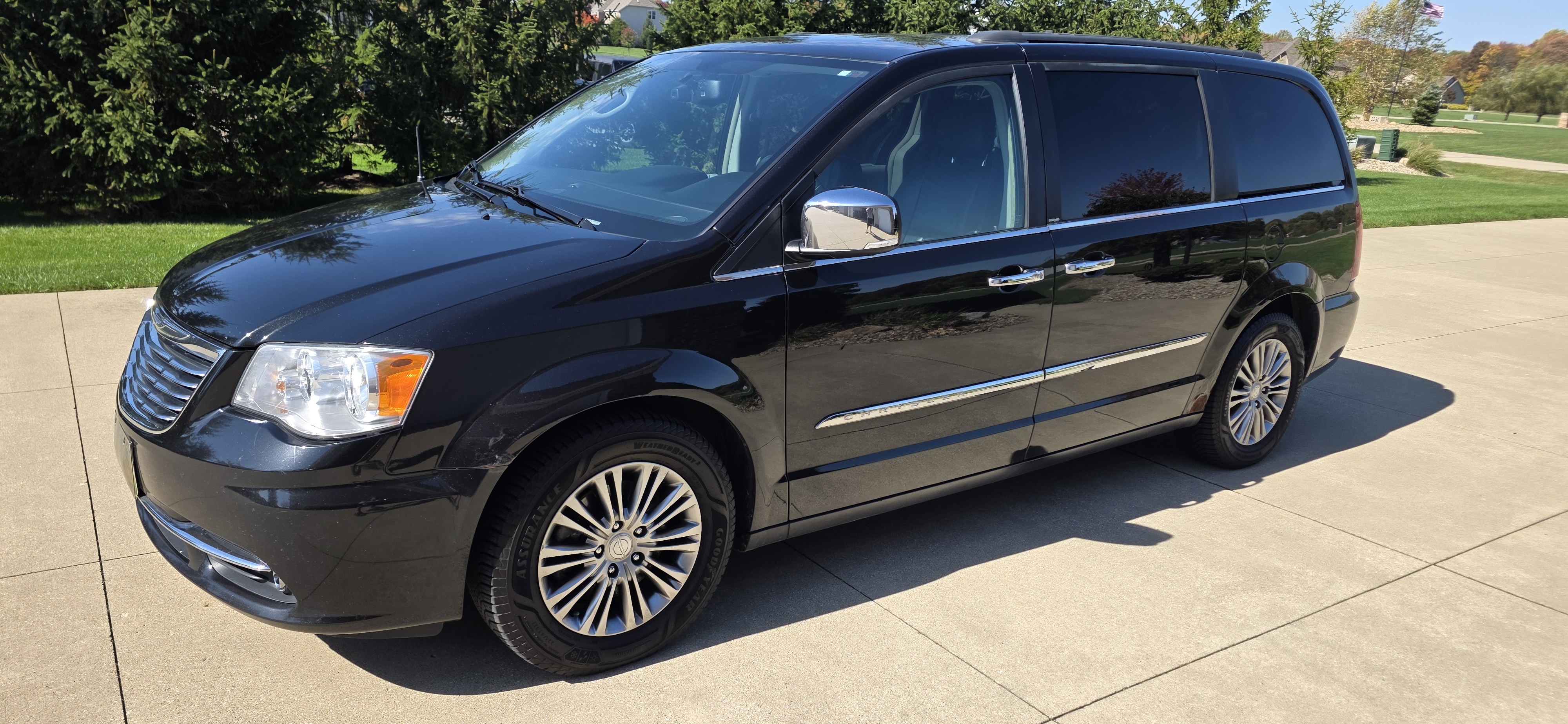 Used 2014 Chrysler Town & Country Touring-L w/ Driver Convenience Group FWD image 19