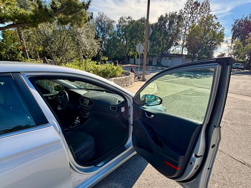 Used 2019 Hyundai Ioniq Limited image 13