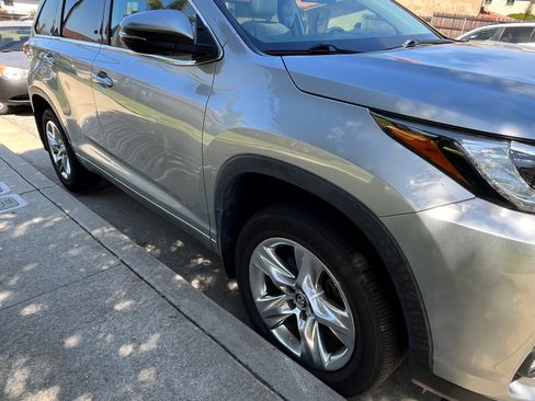 Used 2019 Toyota Highlander Limited w/ Carpet Mat Package (TMS) AWD/4WD image 9