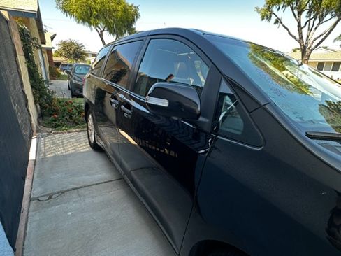 Used 2015 Toyota Sienna Limited FWD image 9