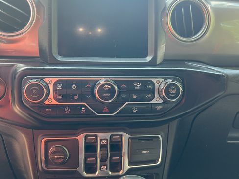 Used 2020 Jeep Wrangler Unlimited Sahara w/ Uconnect 4C Nav & Sound Group image 11