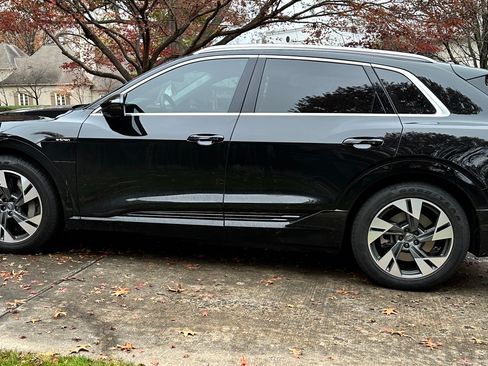 Used 2021 Audi e-tron Prestige w/ Prestige Package image 1