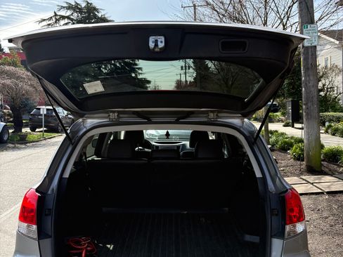 Used 2011 Subaru Outback 2.5i Limited image 10