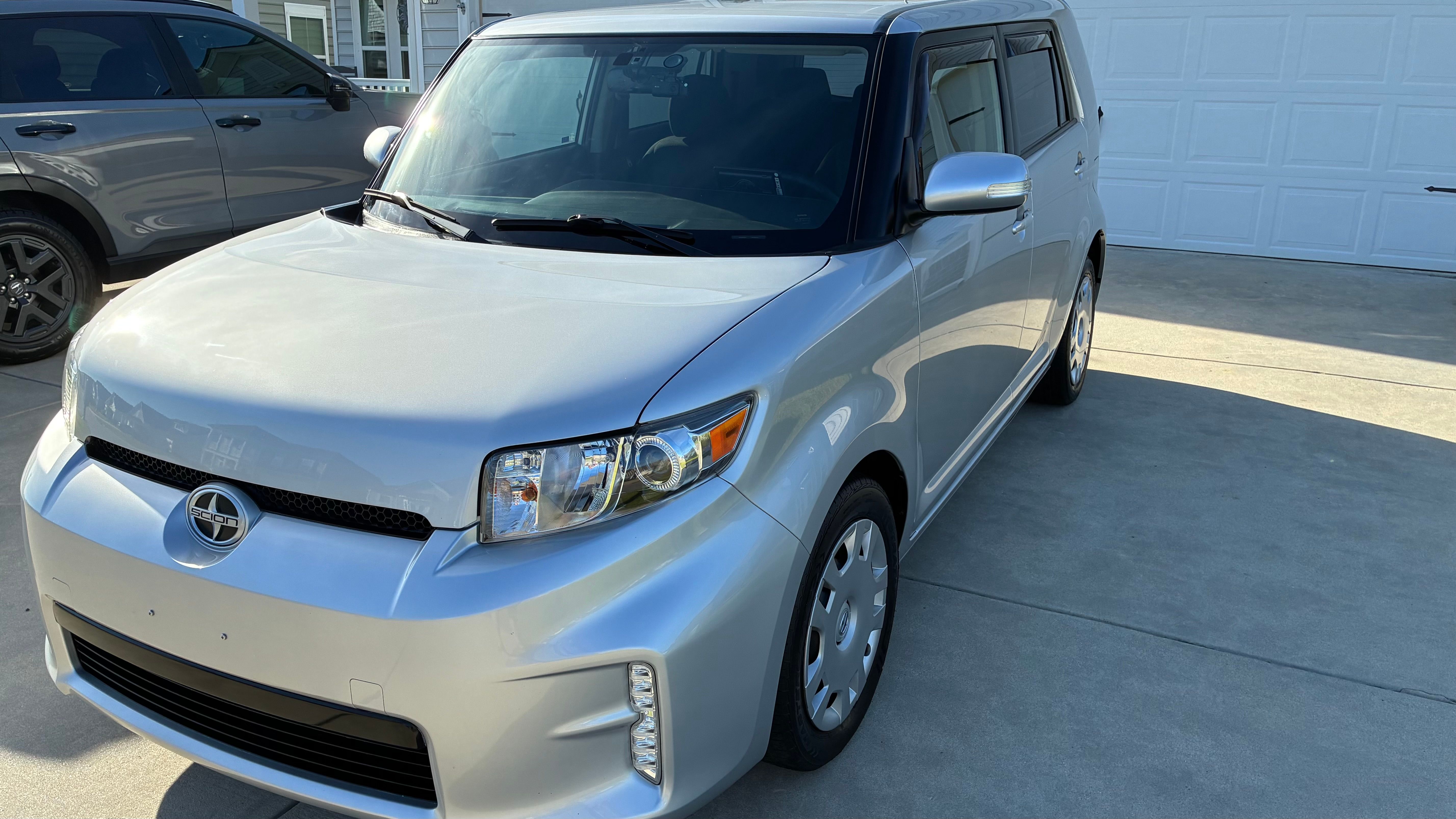 Used 2015 Scion xB FWD image 1