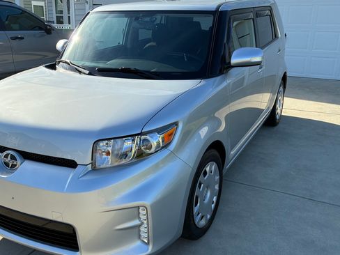Used 2015 Scion xB FWD image 1
