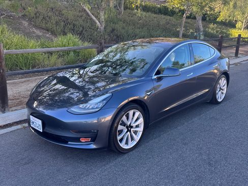 Used 2018 Tesla Model 3 Mid Range RWD image 4