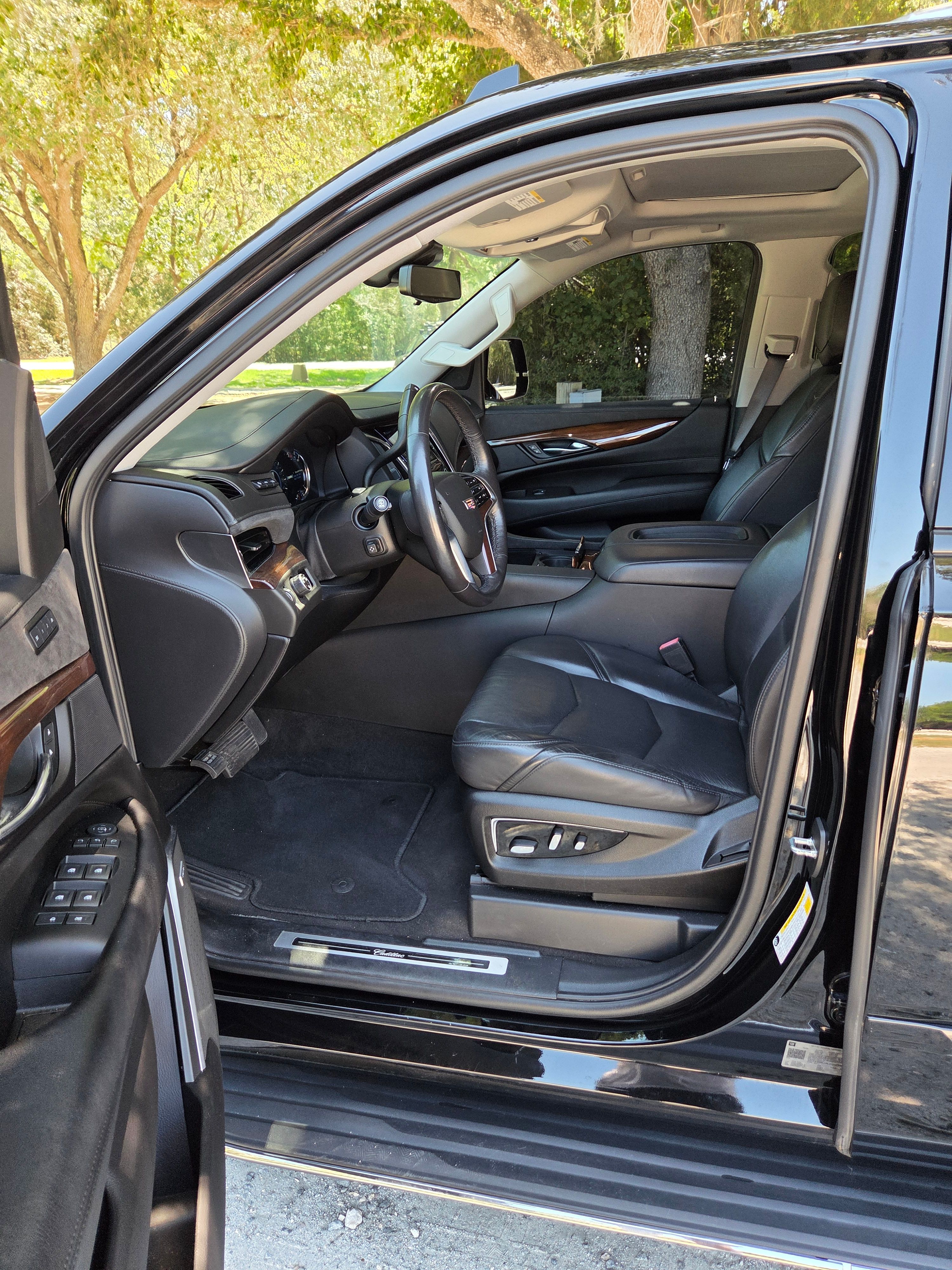 Used 2020 Cadillac Escalade Luxury w/ Escalade Sport Edition RWD image 18