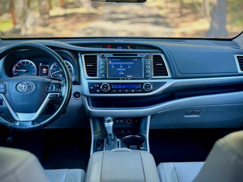 Used 2017 Toyota Highlander Limited image 8