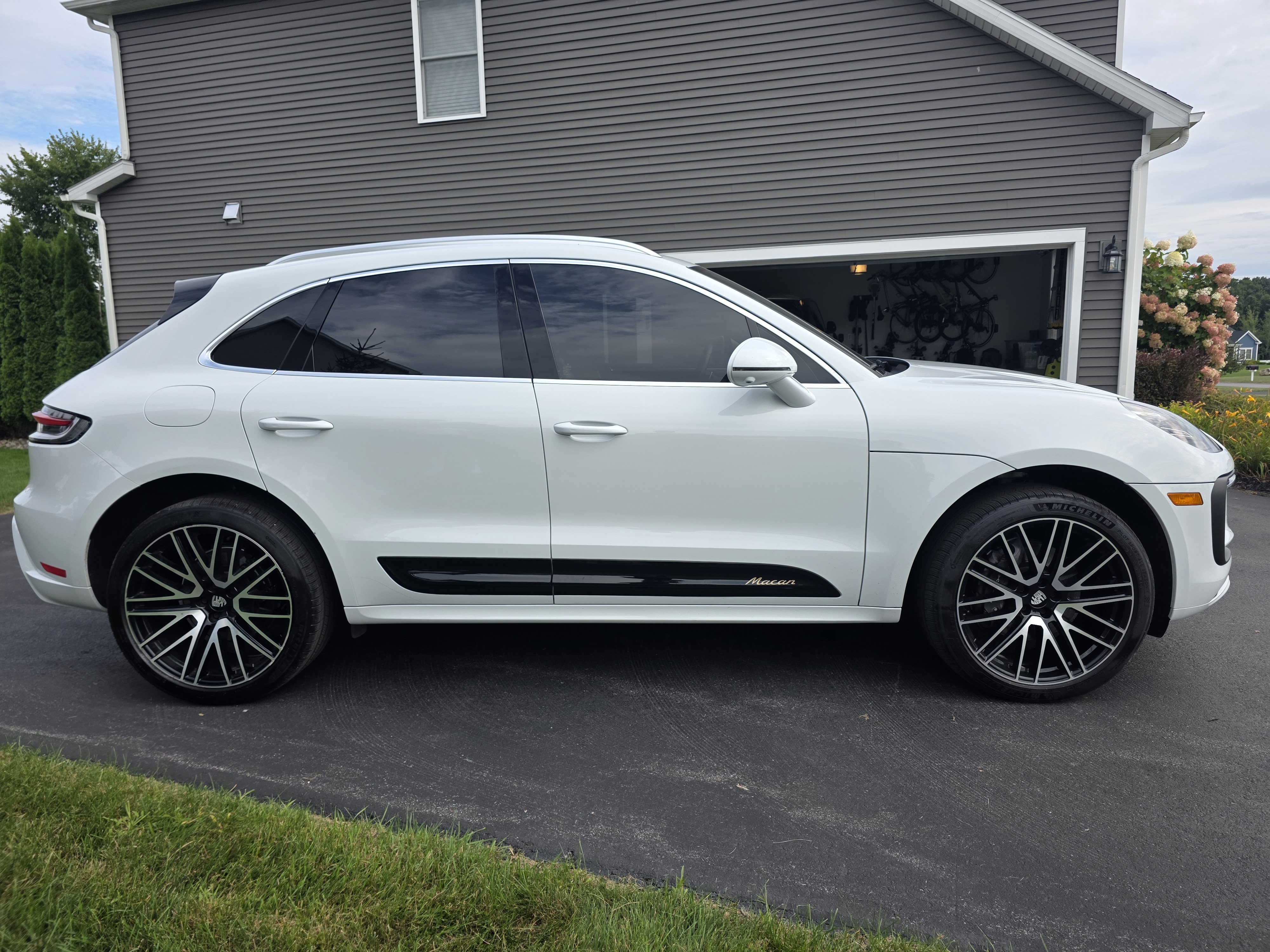 Used 2024 Porsche Macan Turbo AWD/4WD image 1