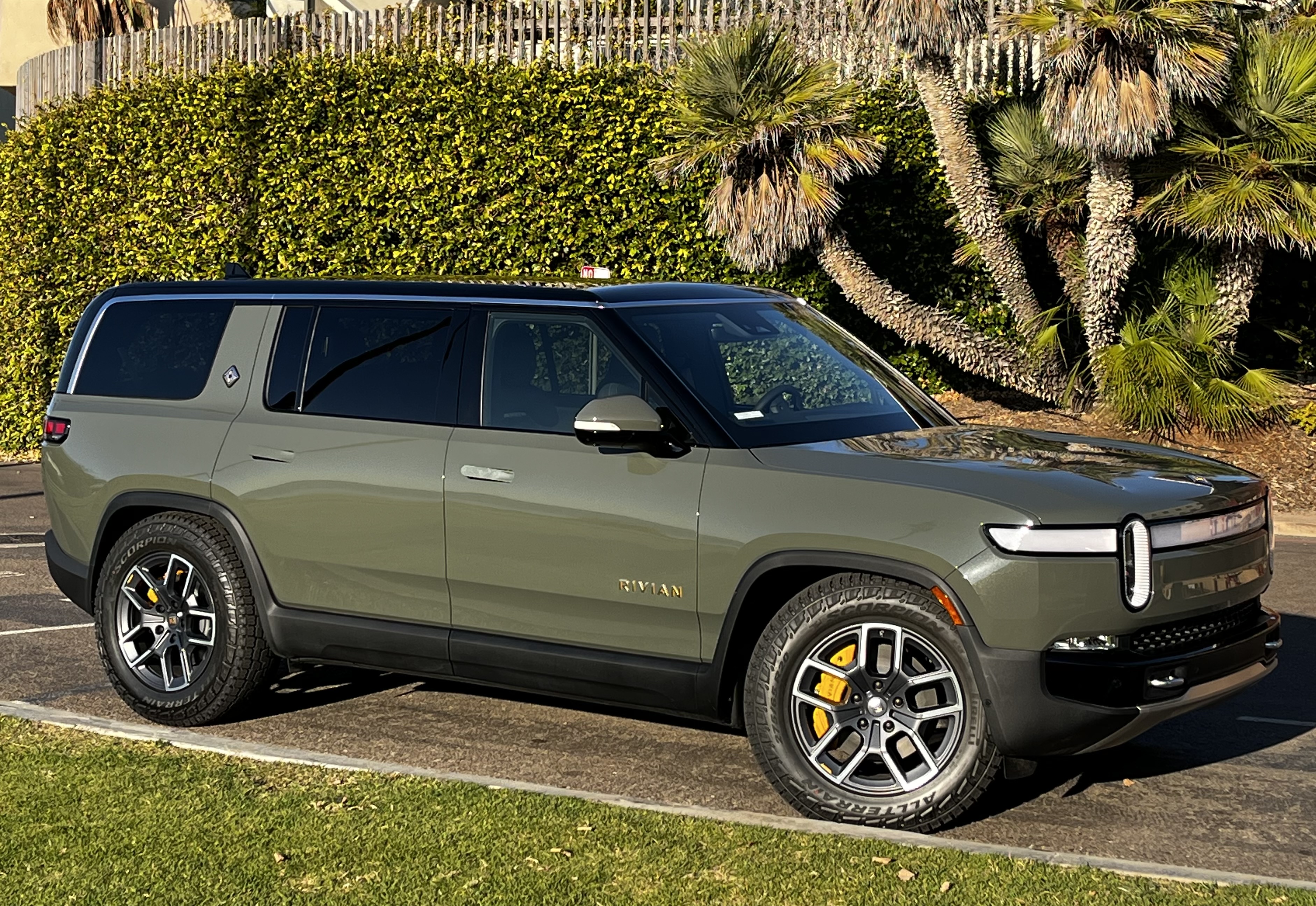 Used 2022 Rivian R1S Launch Edition Quad AWD/4WD image 1