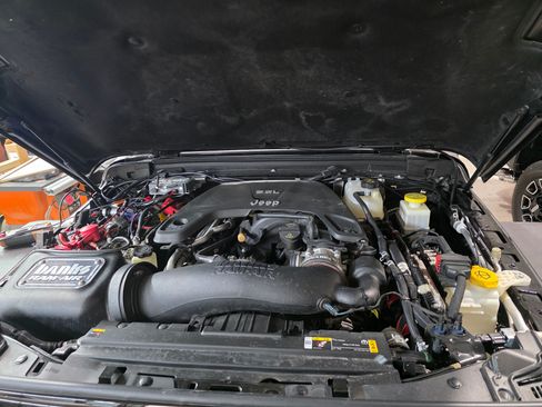 Used 2021 Jeep Gladiator Sport image 16