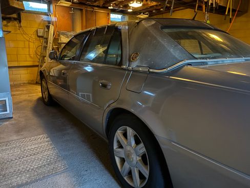 Used 2006 Cadillac DTS w/ Trunk Convenience Package image 10