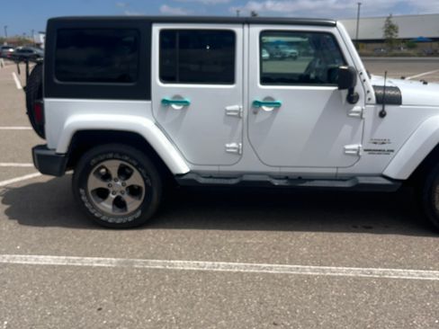 Used 2017 Jeep Wrangler Unlimited Sahara w/ Connectivity Group AWD/4WD image 8