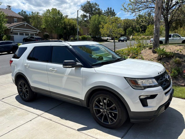 Used 2018 Ford Explorer XLT w/ Equipment Group 202A FWD image 1