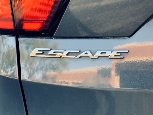 Used 2019 Ford Escape SE image 6