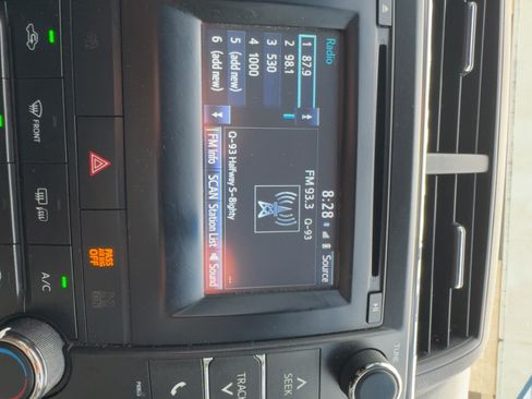 Used 2015 Toyota Camry SE image 11