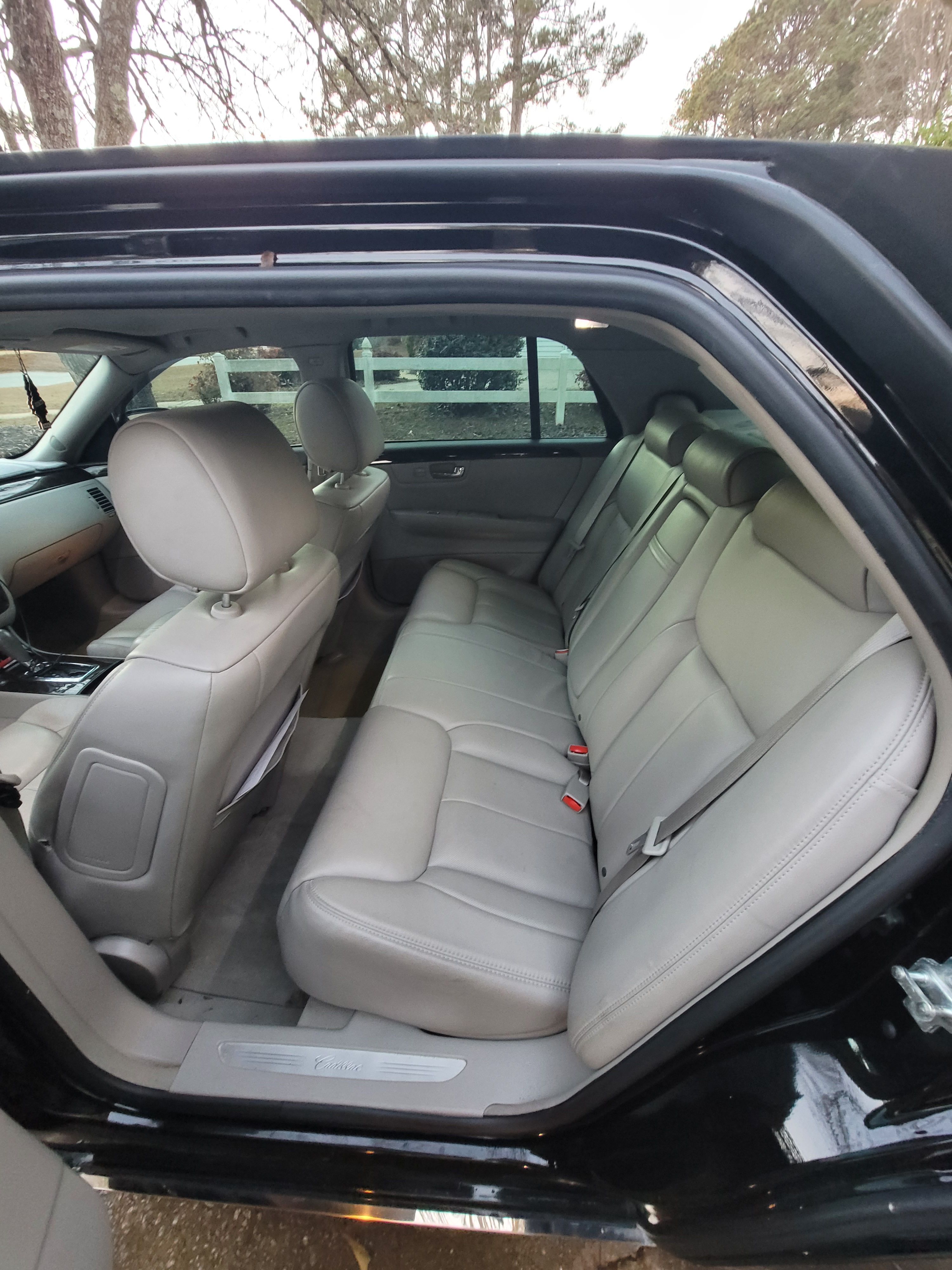 Used 2008 Cadillac DTS w/ Sun And Navigation Package FWD image 9