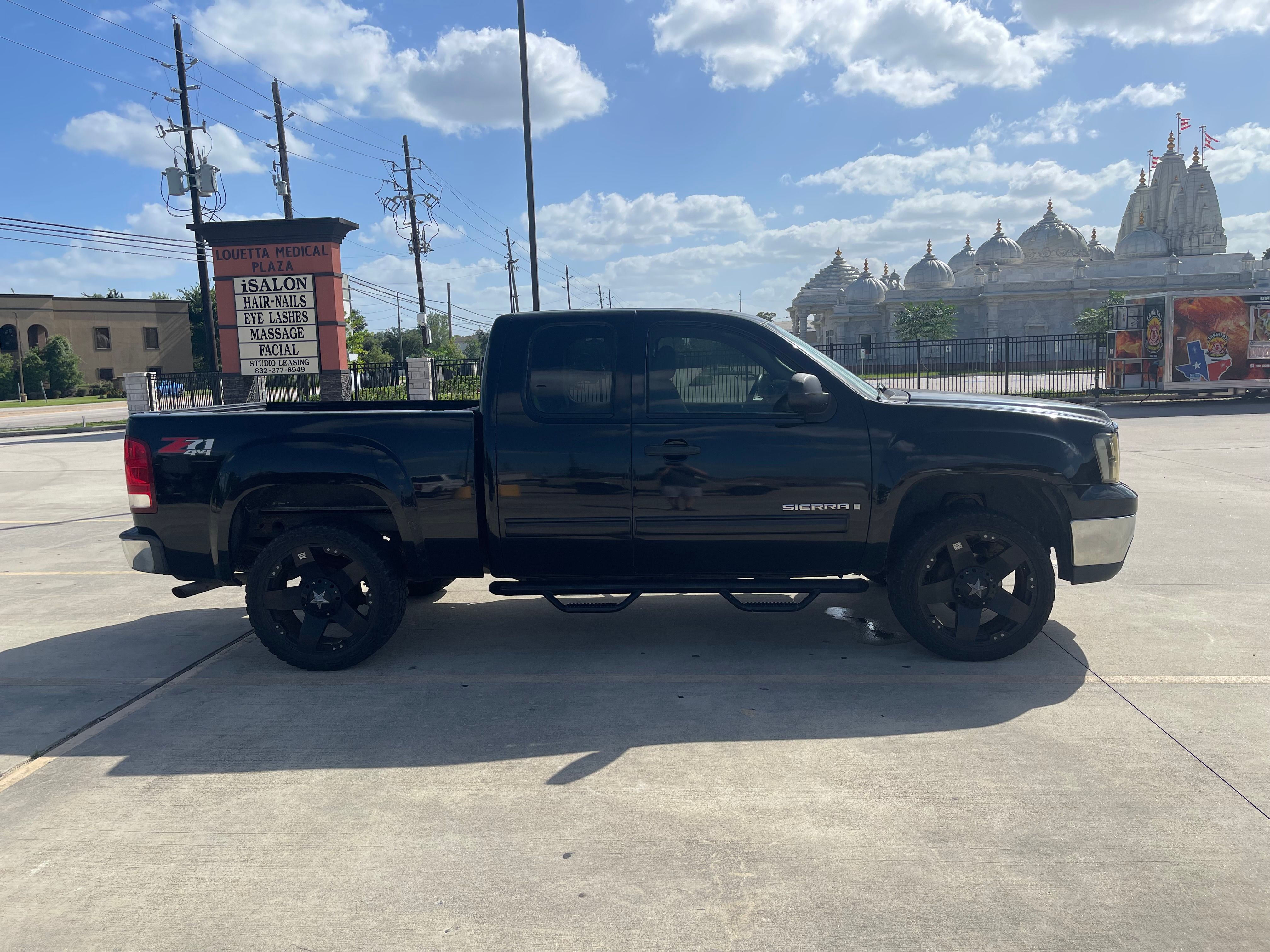 Used 2008 GMC Sierra 1500 SLE w/ Z71 Off-Road Package AWD/4WD image 5