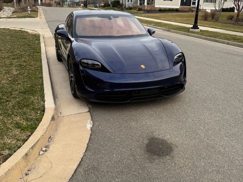 Used 2021 Porsche Taycan image 9