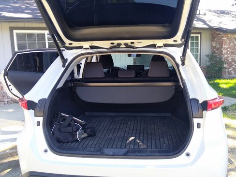 Used 2021 Toyota Venza LE image 2