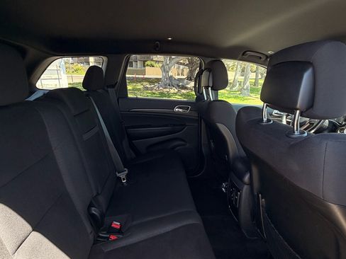 Used 2017 Jeep Grand Cherokee Laredo RWD image 9
