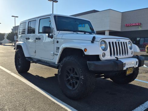 Used 2016 Jeep Wrangler Unlimited Sahara w/ Dual Top Group AWD/4WD image 2