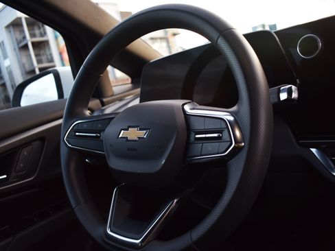 Used 2025 Chevrolet Equinox EV LT image 15